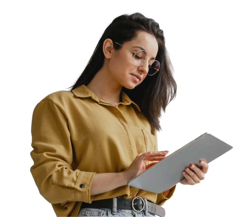 Gestora de RH acompanhando resultados no tablet